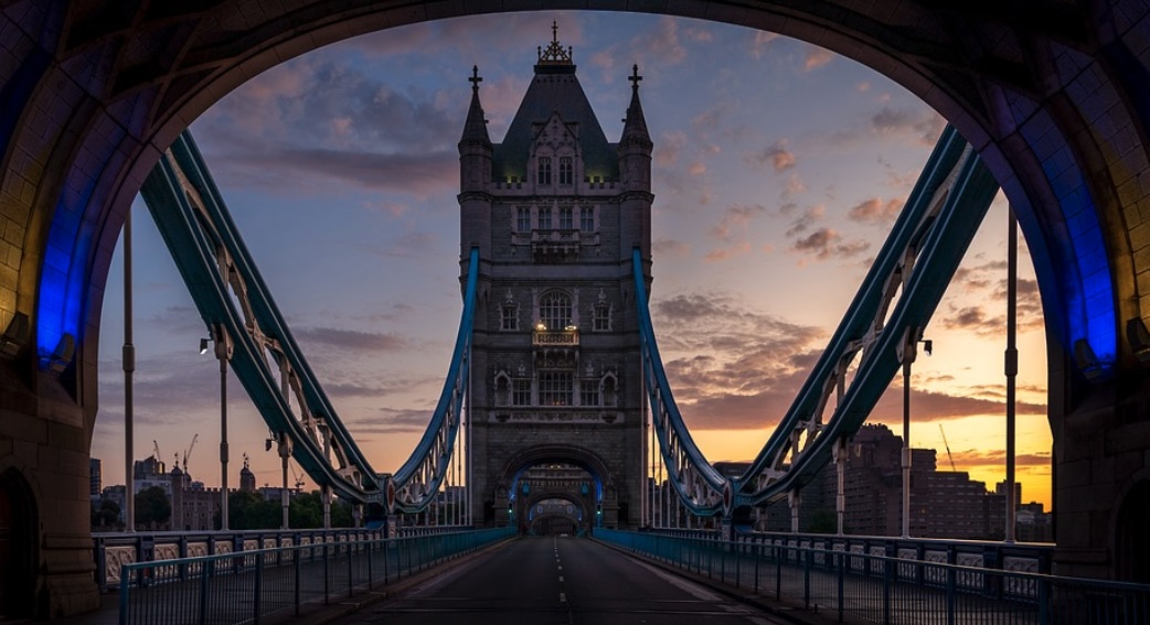 london bridge at night